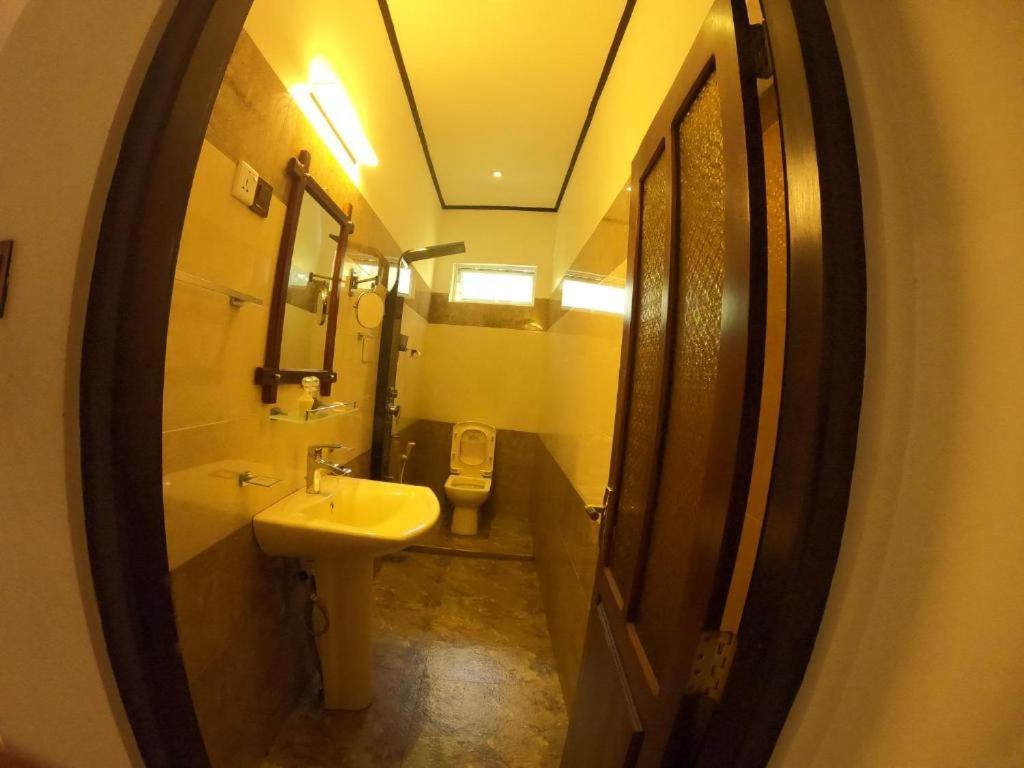 Oyo Kings Hotel Катунаяка Экстерьер фото