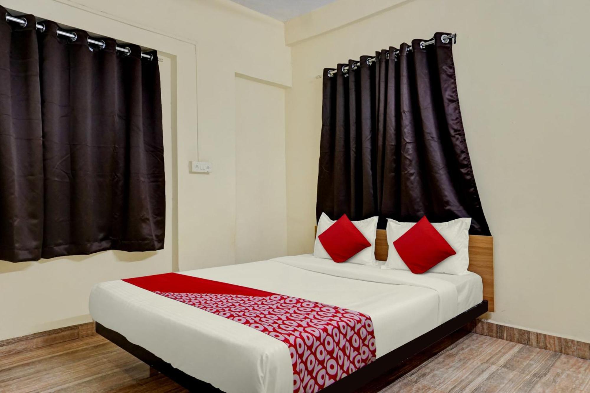 Oyo Kings Hotel Катунаяка Экстерьер фото